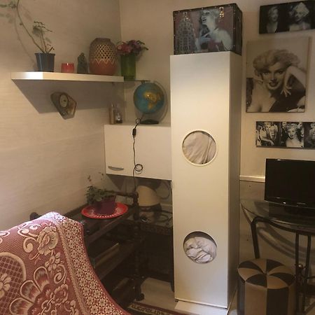 Studio "Maryline" Sejours Parisiens Abordables - Rez De Chaussee Sur Beau Patio Ombrage- Accessible Handcaps - Grand Canape-Lit Clic Clac 2 Places - Cuisine Equipee - Salle De Bains - 5 Minutes Du Metro Brochant Ligne 13,Bus 74 Et 31 Bagian luar foto