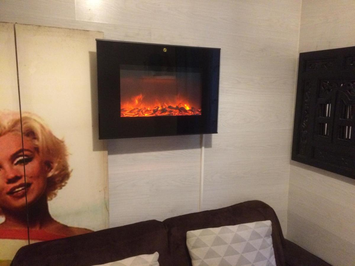 Studio "Maryline" Sejours Parisiens Abordables - Rez De Chaussee Sur Beau Patio Ombrage- Accessible Handcaps - Grand Canape-Lit Clic Clac 2 Places - Cuisine Equipee - Salle De Bains - 5 Minutes Du Metro Brochant Ligne 13,Bus 74 Et 31 Bagian luar foto