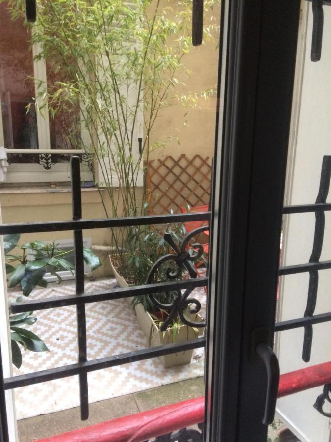 Studio "Maryline" Sejours Parisiens Abordables - Rez De Chaussee Sur Beau Patio Ombrage- Accessible Handcaps - Grand Canape-Lit Clic Clac 2 Places - Cuisine Equipee - Salle De Bains - 5 Minutes Du Metro Brochant Ligne 13,Bus 74 Et 31 Bagian luar foto