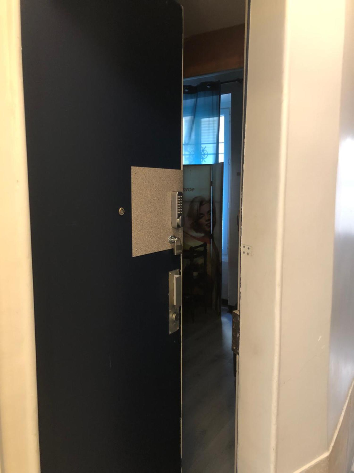Studio "Maryline" Sejours Parisiens Abordables - Rez De Chaussee Sur Beau Patio Ombrage- Accessible Handcaps - Grand Canape-Lit Clic Clac 2 Places - Cuisine Equipee - Salle De Bains - 5 Minutes Du Metro Brochant Ligne 13,Bus 74 Et 31 Bagian luar foto