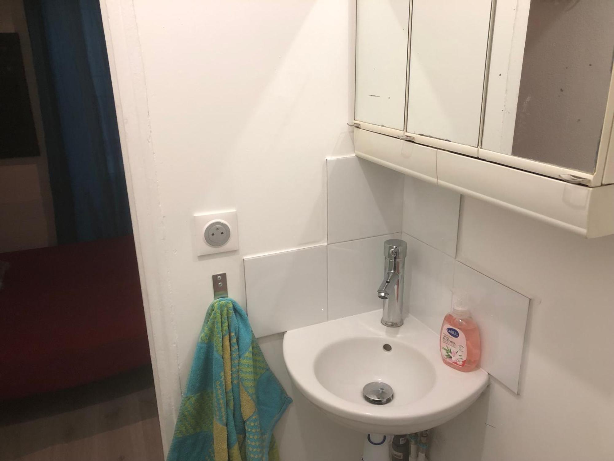 Studio "Maryline" Sejours Parisiens Abordables - Rez De Chaussee Sur Beau Patio Ombrage- Accessible Handcaps - Grand Canape-Lit Clic Clac 2 Places - Cuisine Equipee - Salle De Bains - 5 Minutes Du Metro Brochant Ligne 13,Bus 74 Et 31 Bagian luar foto