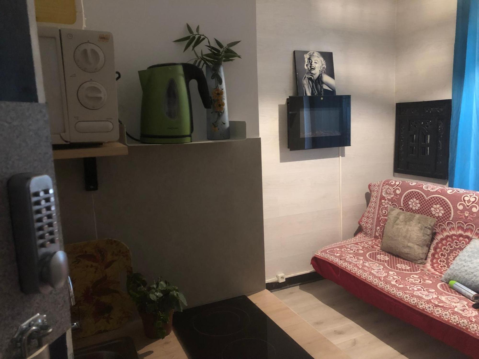 Studio "Maryline" Sejours Parisiens Abordables - Rez De Chaussee Sur Beau Patio Ombrage- Accessible Handcaps - Grand Canape-Lit Clic Clac 2 Places - Cuisine Equipee - Salle De Bains - 5 Minutes Du Metro Brochant Ligne 13,Bus 74 Et 31 Bagian luar foto